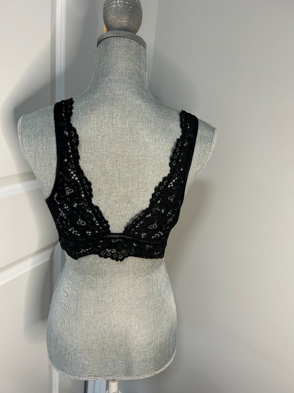 Victoria's Secret Body by Victoria Black Lace Bralette Size M NWOT - Picture 2 of 2